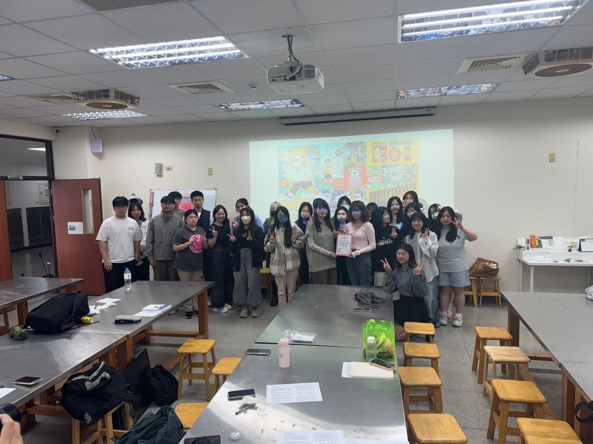 講座結束後與學生在教室大合照